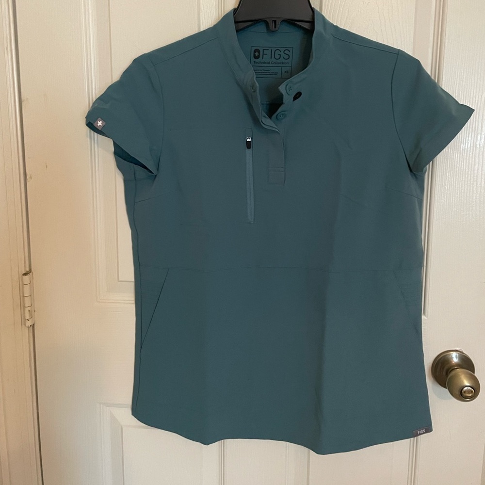 FIGS SCRUB TOP IN HYDROGREEN